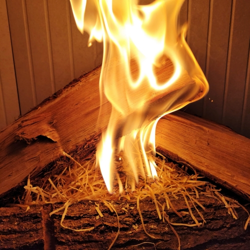 podpalona-podpalka-z-welny-drzewnej-sypana