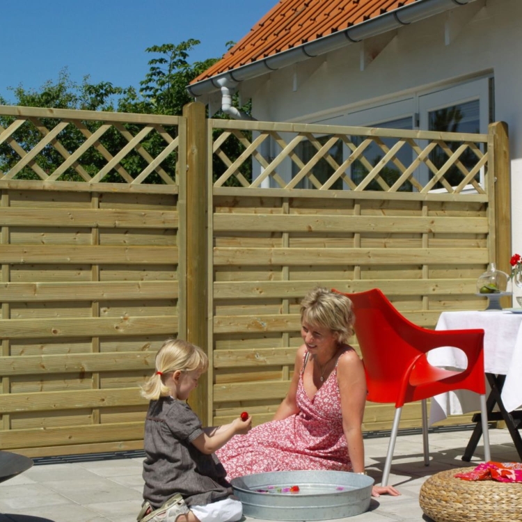 ploty-lamelowe-z-kratka-zamontowane-na-tarasie