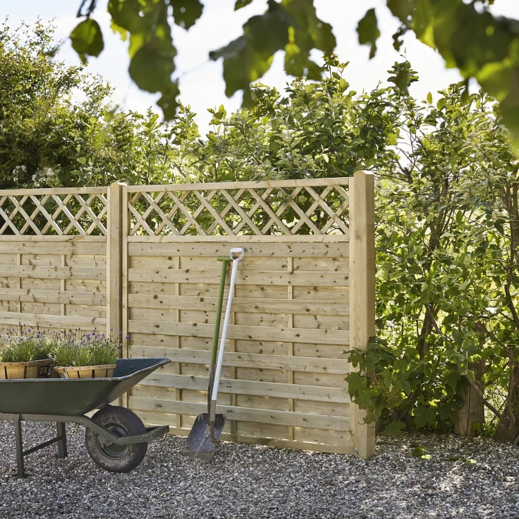 ploty-lamelowe-z-kratka-oslaniajacy-sad-w-ogrodzie