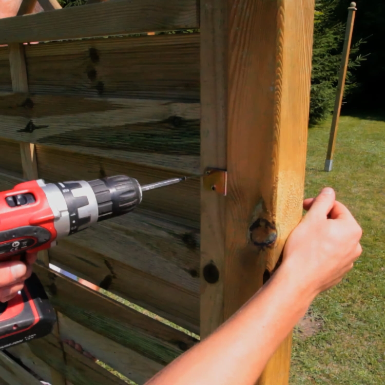 montaz-plotow-drewnianych-do-slupkow