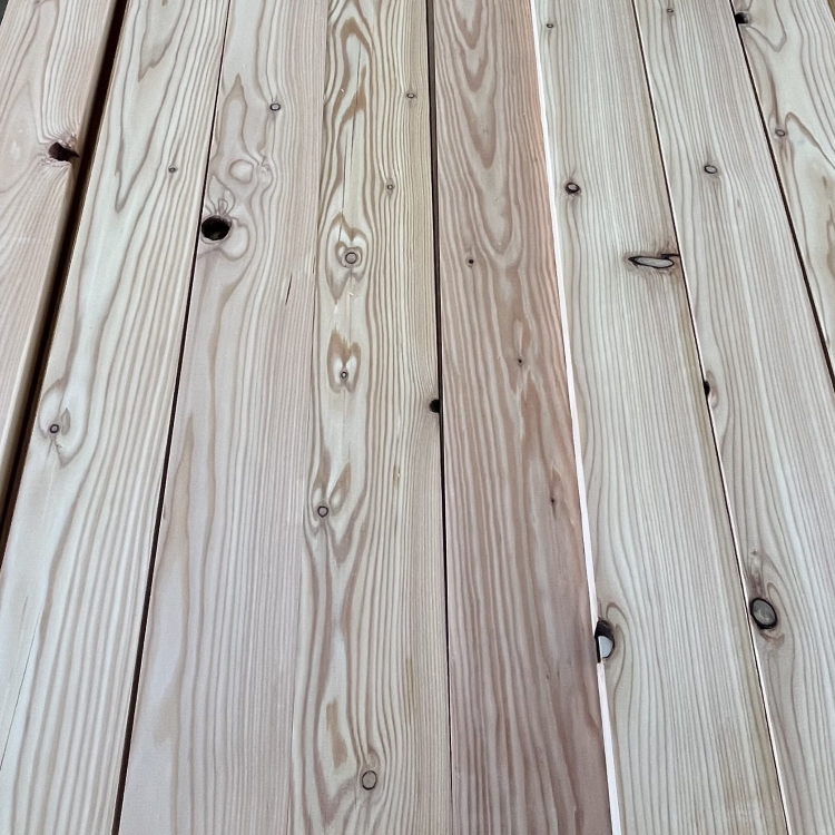 deski-modrzewiowe-sloj-stojacy-20x115x4000-50-sztuk-klasa-b-wady