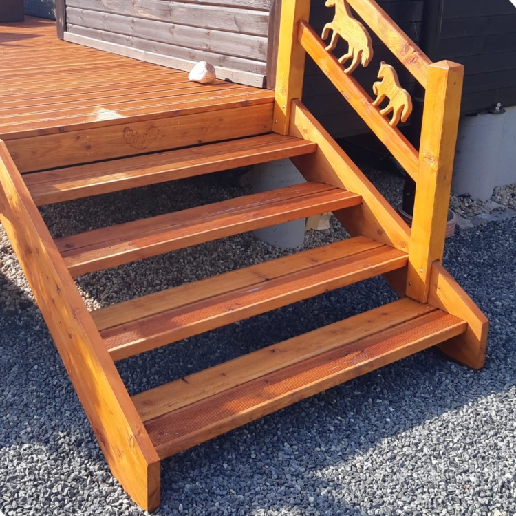 schody-z-drewna-modzrewiowego-porecze-zdobione-w-kolorze-brazowym