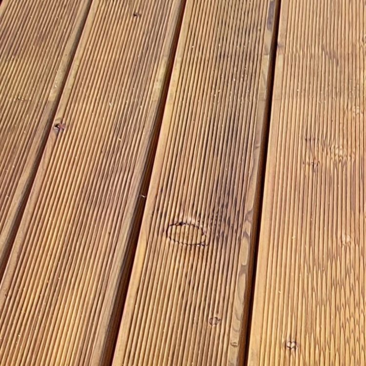 deski-modzrewiowe-ryflowane-brazowe-25x135x4000-40-sztuk-klasa-b-struktura-drewna