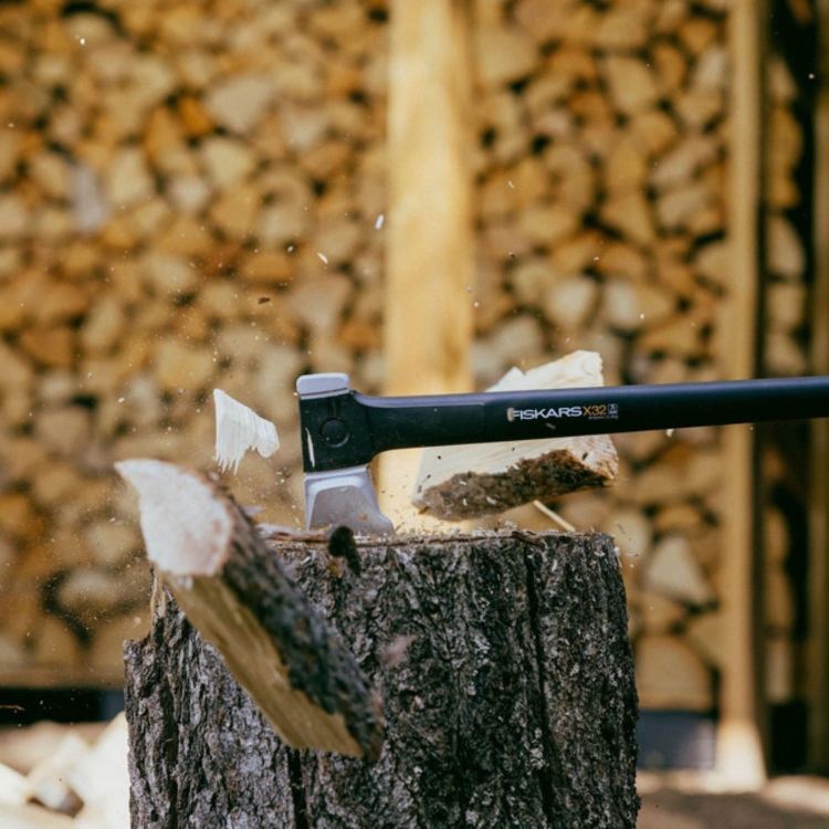 siekiera-fiskars-x32-rozlupujaca-drewno