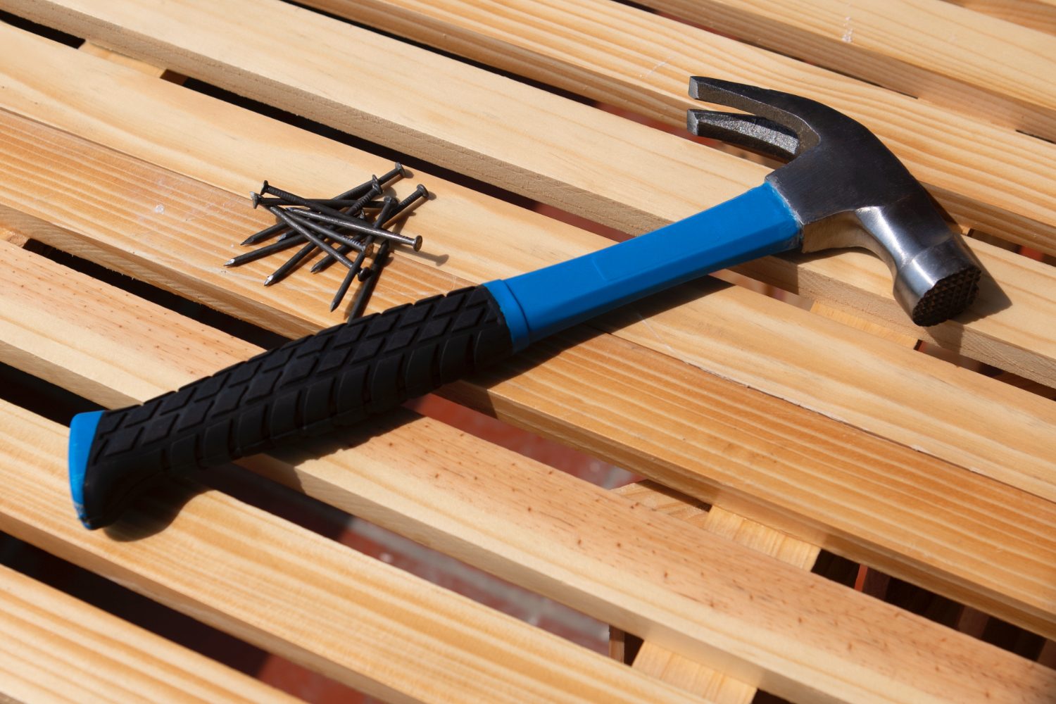 Deski modrzewiowe czy sosnowe? Co lepiej sprawdzi się w ogrodzie?